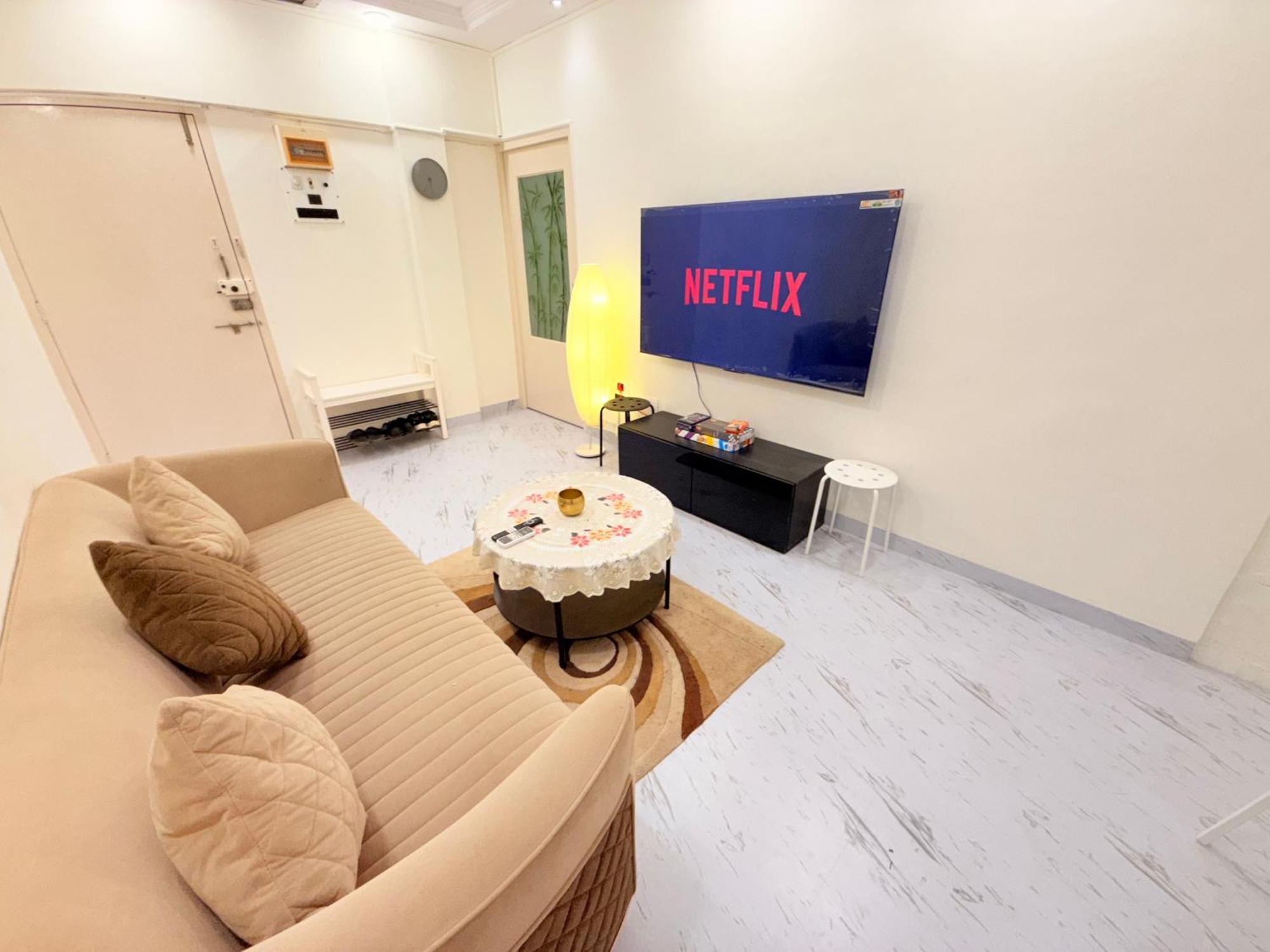 Elite 1 - 65'tv, Netflix&chill, Luxury 2bhk Apartament *